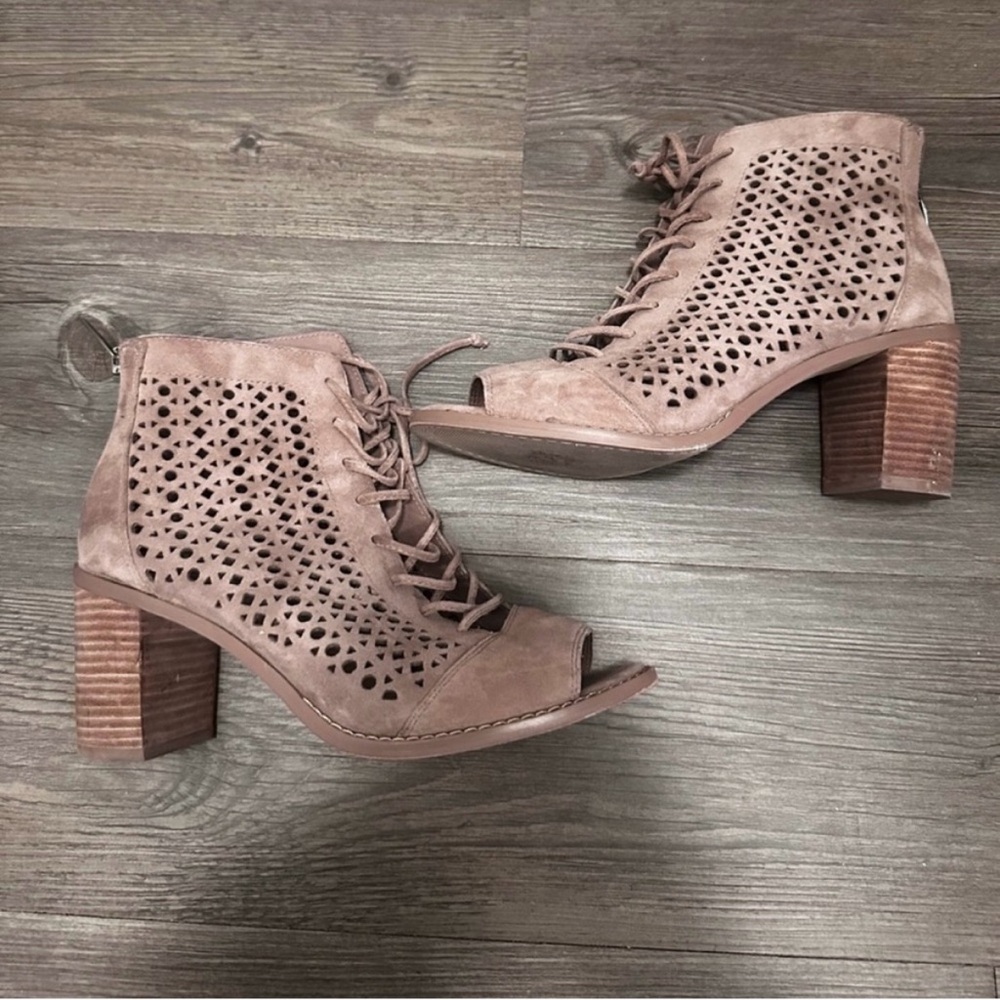 🌻 Tan VINCE CAMUTO Trevan Cutout Lace Up Peep Toe
Ankle Booties - Size 7.5 - Picture 3 of 13